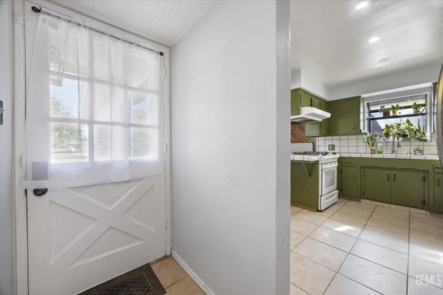 6712 Cedarcrest Avenue, Bakersfield, CA 93308