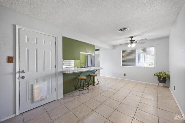 6712 Cedarcrest Avenue, Bakersfield, CA 93308