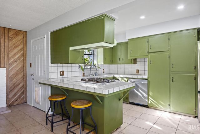 6712 Cedarcrest Avenue, Bakersfield, CA 93308