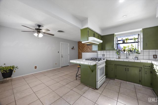 6712 Cedarcrest Avenue, Bakersfield, CA 93308