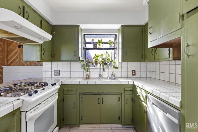 6712 Cedarcrest Avenue, Bakersfield, CA 93308