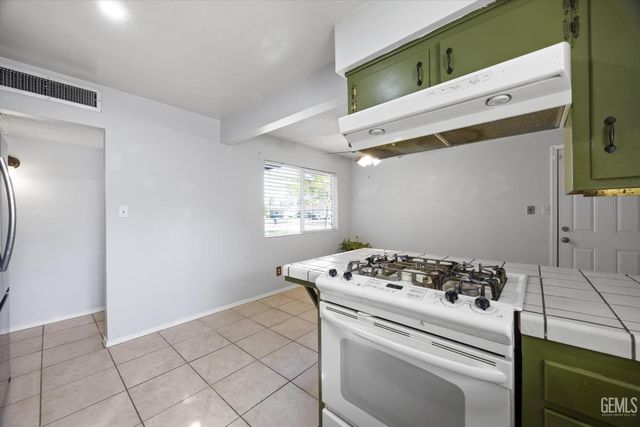 6712 Cedarcrest Avenue, Bakersfield, CA 93308