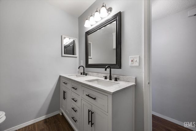 6712 Cedarcrest Avenue, Bakersfield, CA 93308