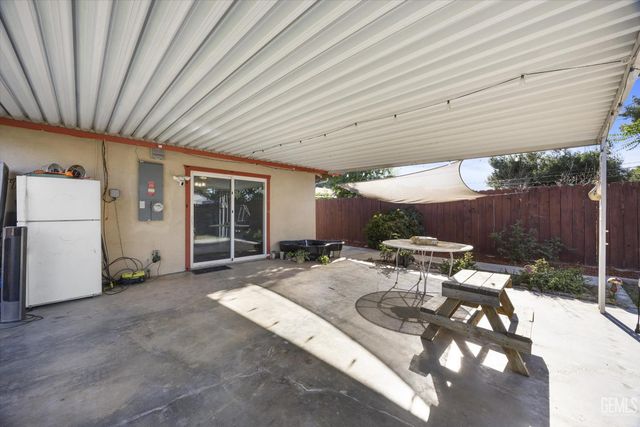 6712 Cedarcrest Avenue, Bakersfield, CA 93308