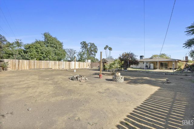 6712 Cedarcrest Avenue, Bakersfield, CA 93308