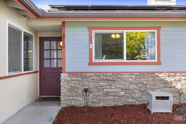 6712 Cedarcrest Avenue, Bakersfield, CA 93308