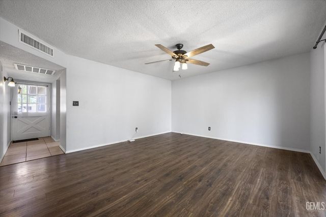 6712 Cedarcrest Avenue, Bakersfield, CA 93308