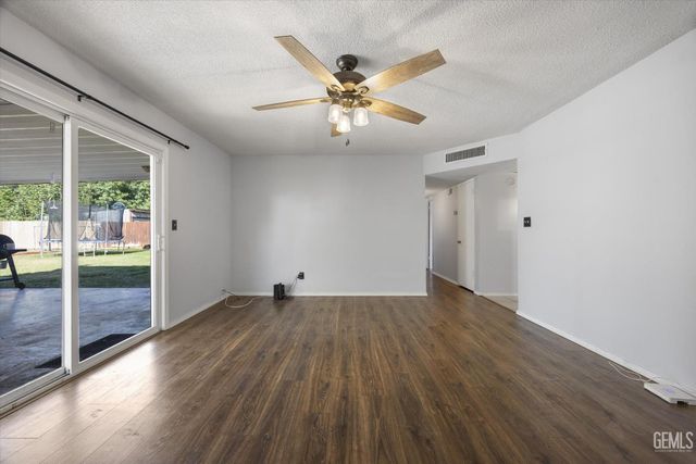 6712 Cedarcrest Avenue, Bakersfield, CA 93308