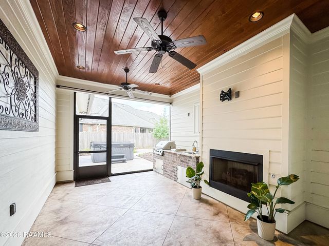 405 Habitat Ridge Drive, Broussard, LA 70518