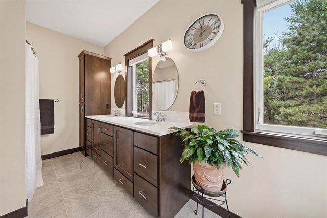 909 Thistle Lane, Eau Claire, WI 54703
