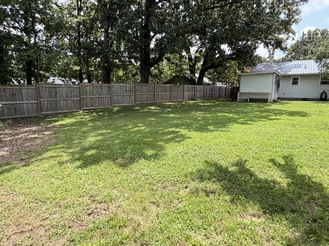 15 Forrest Ave, Hohenwald, TN 38462
