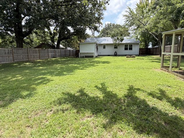 15 Forrest Ave, Hohenwald, TN 38462