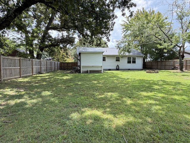 15 Forrest Ave, Hohenwald, TN 38462