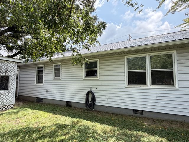 15 Forrest Ave, Hohenwald, TN 38462