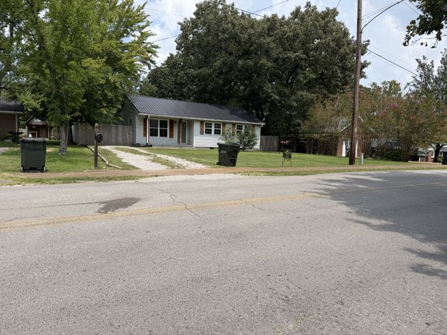 15 Forrest Ave, Hohenwald, TN 38462