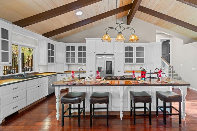 23523 Shadow Dr, Auburn, CA 95602