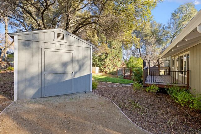 23523 Shadow Dr, Auburn, CA 95602