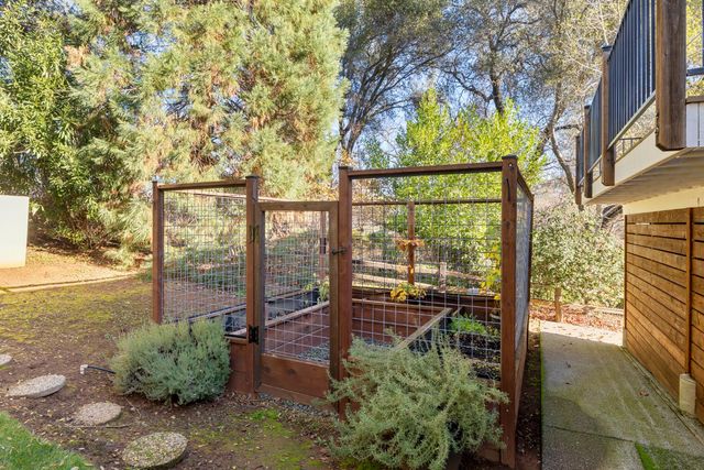 23523 Shadow Dr, Auburn, CA 95602