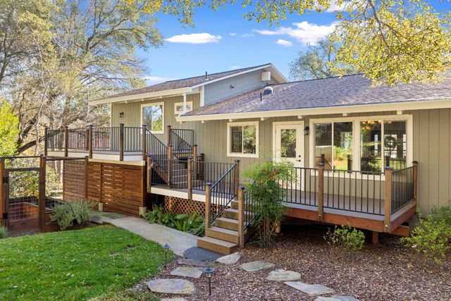 23523 Shadow Dr, Auburn, CA 95602