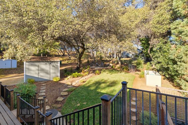 23523 Shadow Dr, Auburn, CA 95602