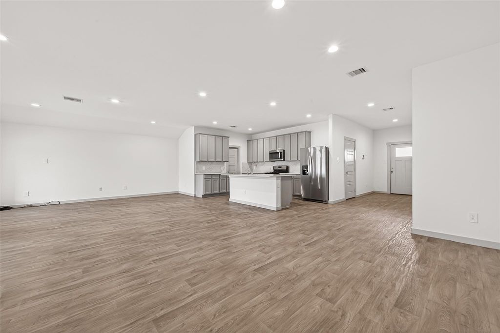 Image 5 of property listing at 1826 Sandy Trail Lane, Richmond, TX 77469