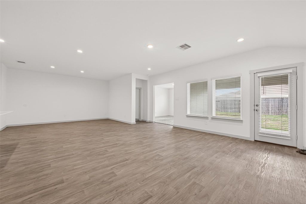 Image 9 of property listing at 1826 Sandy Trail Lane, Richmond, TX 77469