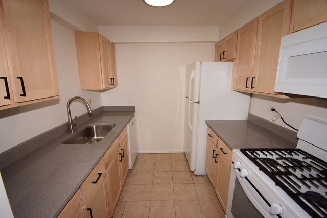 108 E Bailey Road M, Naperville, IL 60565