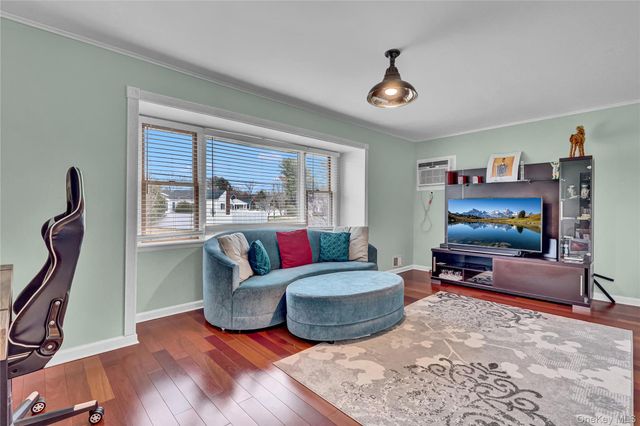18 Frost Lane, Greenlawn, NY 11740