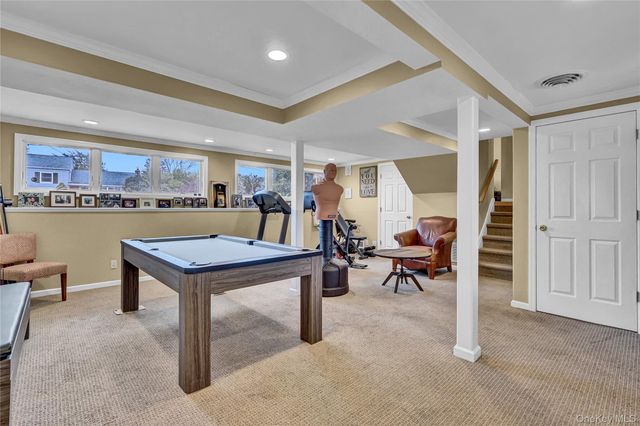 18 Frost Lane, Greenlawn, NY 11740