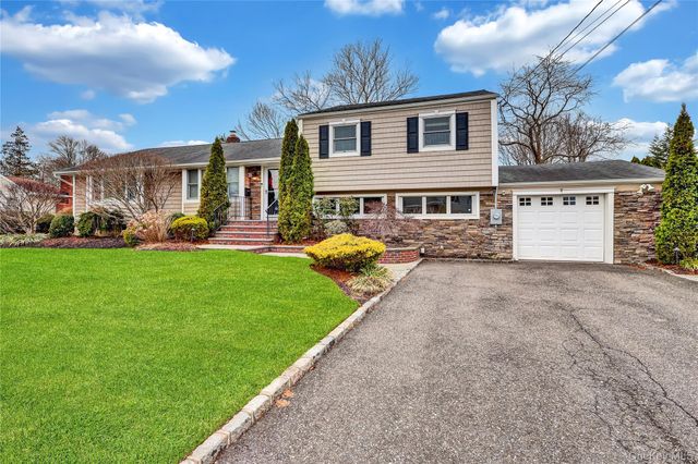 18 Frost Lane, Greenlawn, NY 11740