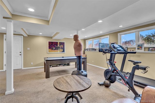 18 Frost Lane, Greenlawn, NY 11740