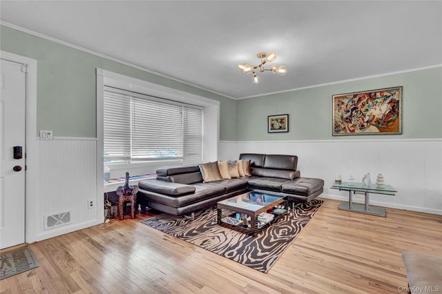 18 Frost Lane, Greenlawn, NY 11740