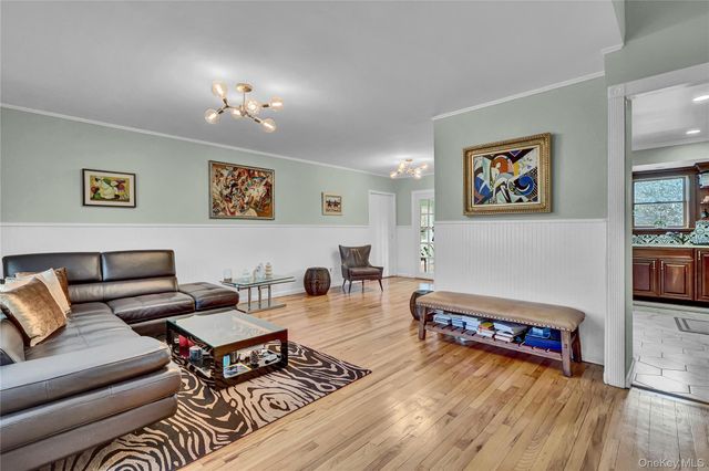 18 Frost Lane, Greenlawn, NY 11740