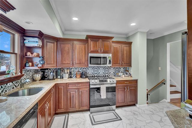 18 Frost Lane, Greenlawn, NY 11740