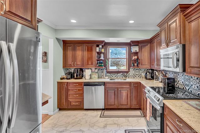 18 Frost Lane, Greenlawn, NY 11740