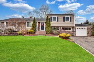 18 Frost Lane, Greenlawn, NY 11740