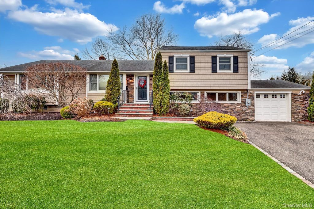 18 Frost Lane, Greenlawn, NY 11740