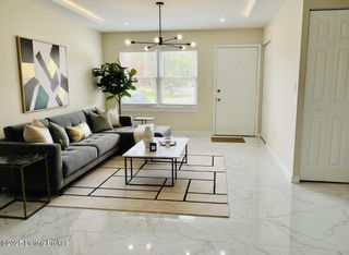 384 Glenview Rd, Louisville, KY 40229