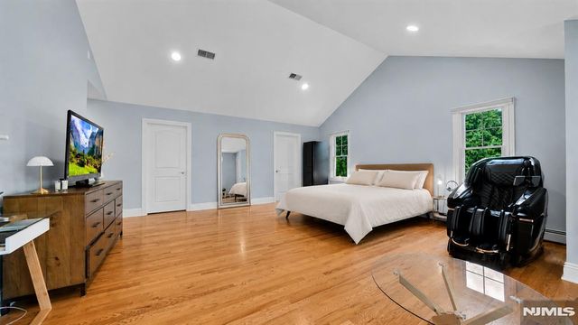 26 Devonshire Road, Cresskill, NJ 07626