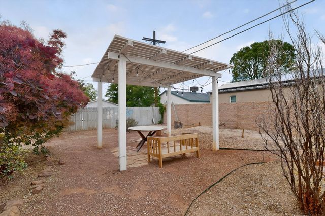 801 Amherst Drive NE, Albuquerque, NM 87106