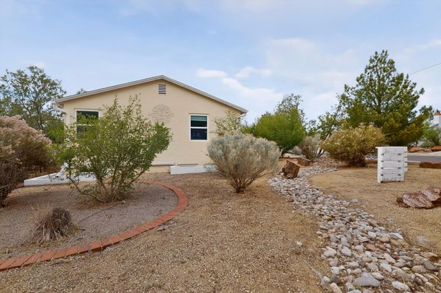 801 Amherst Drive NE, Albuquerque, NM 87106