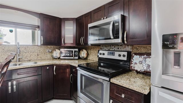 1300 NE 204th St, Miami, FL 33179