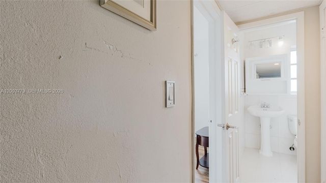 1300 NE 204th St, Miami, FL 33179