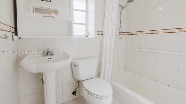 1300 NE 204th St, Miami, FL 33179