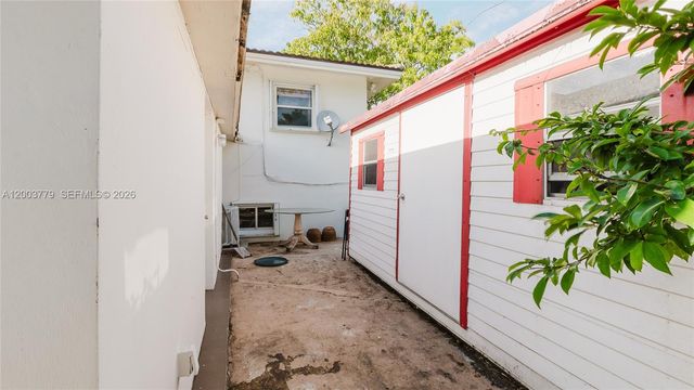 1300 NE 204th St, Miami, FL 33179