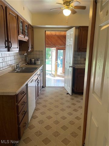 1166 Raymond Street NW, Warren, OH 44485