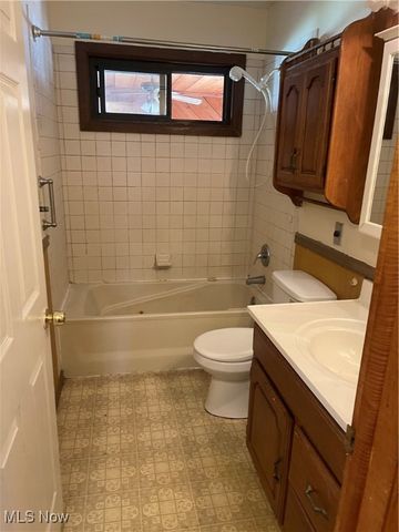 1166 Raymond Street NW, Warren, OH 44485