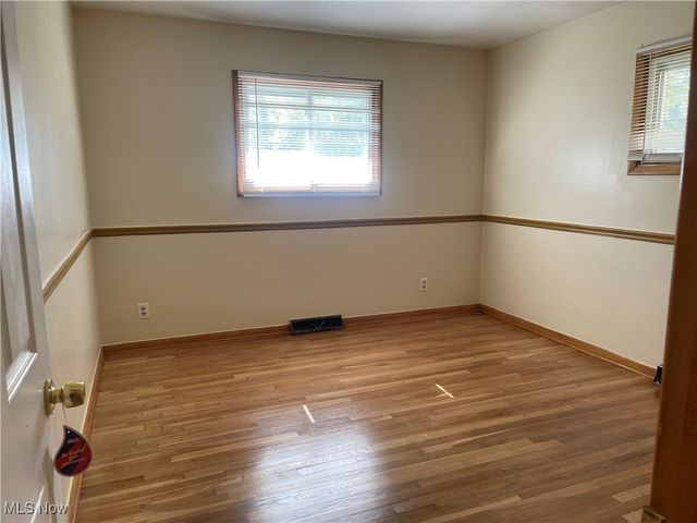 1166 Raymond Street NW, Warren, OH 44485