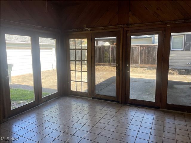 1166 Raymond Street NW, Warren, OH 44485