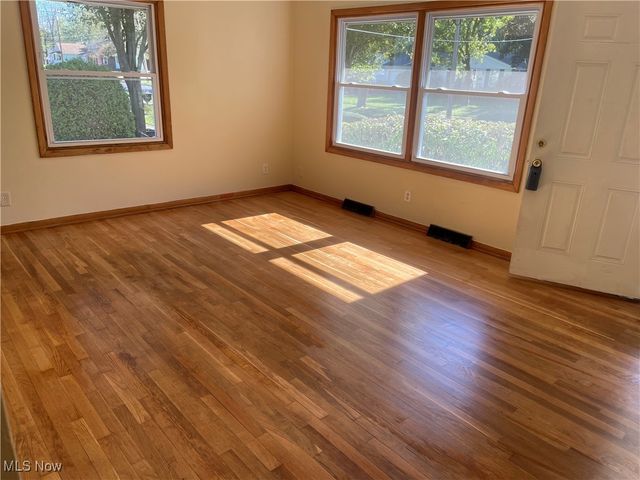 1166 Raymond Street NW, Warren, OH 44485